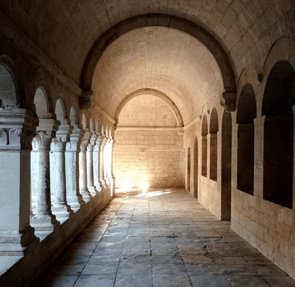 abbaye sénanque cloître gordes provence vaucluse