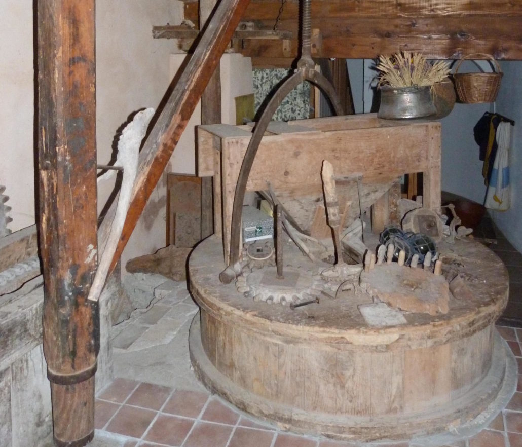 meules moulin farine caromb vaucluse provence meunerie visite guide